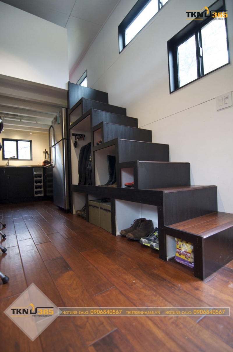 Tận dụng chân cầu thang làm nơi để đồ là ý tưởng tiết kiệm không gian hiệu quả