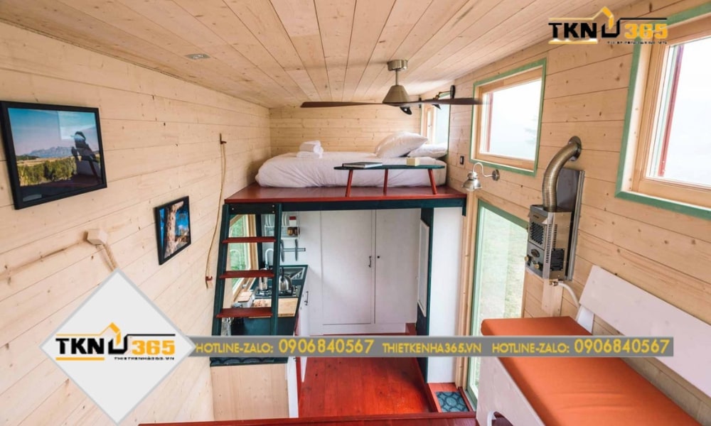 Nhà nhỏ 15m2 có gác lửng màu cam cháy và gỗ chủ đạo