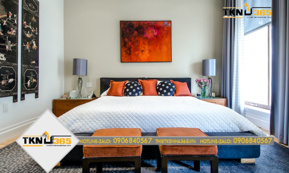 Phòng ngủ được trang trí với các chi tiết từ gỗ, kết hợp với các tông màu nâu đỏ, tạo nên một không gian đậm chất hiện đại và sang trọng