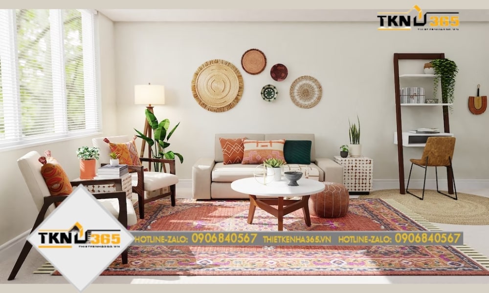 Một góc phòng khách đơn giản với sofa da, những chiếc ghế gỗ và bàn trà nhỏ, tạo cảm giác yên bình