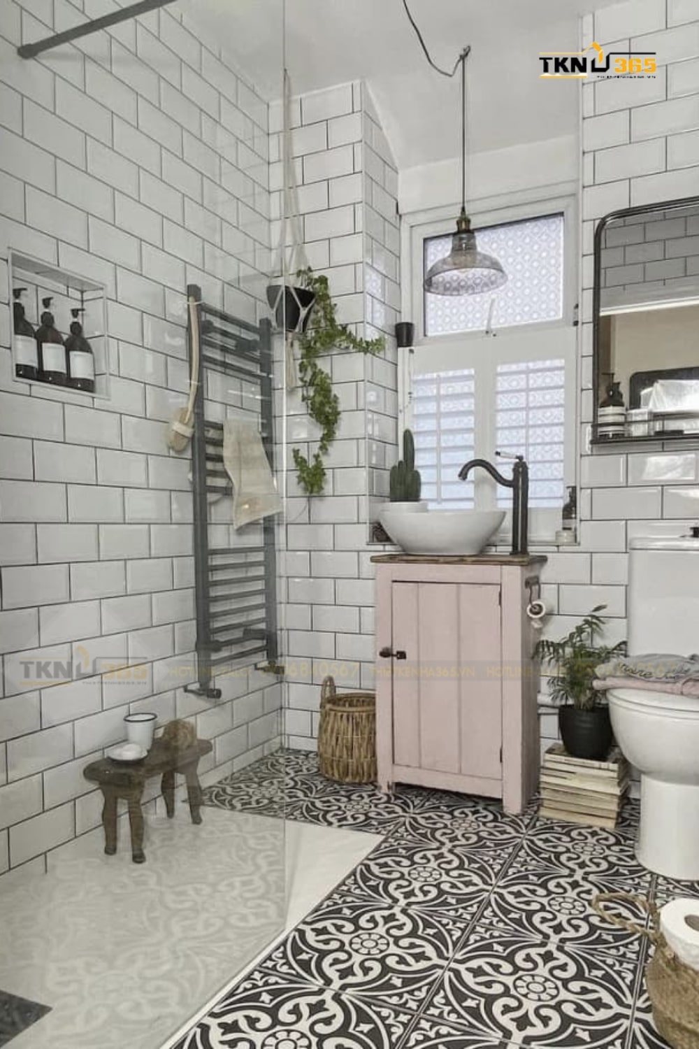 Phòng tắm này được trang trí bằng các vật dụng vintage, sử dụng là màu trắng, đen, hồng, nâu sáng để tạo nên một không gian đầy cảm giác retro và cổ điể