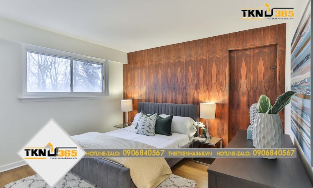 Phòng ngủ được trang trí với những chi tiết từ gỗ đem lại cảm giác ấm và sang trọng