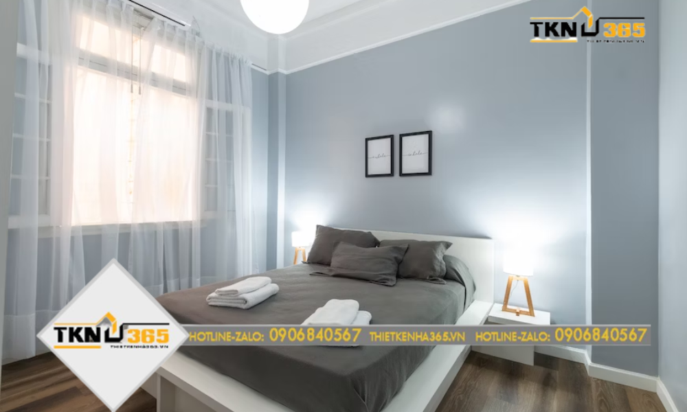 Đèn trần, đèn bàn được sử dụng để tạo ánh sáng phù hợp giúp phòng ngủ trông rộng hơn