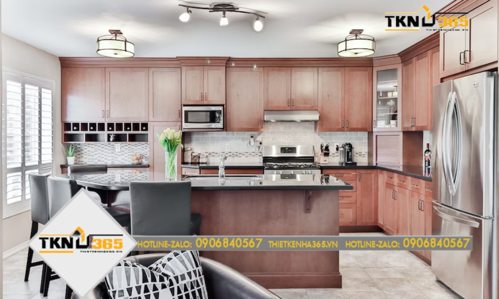 Nhà bếp dùng đồ nội thất gỗ sang trọng, quầy bar cũng là nơi dùng bữa