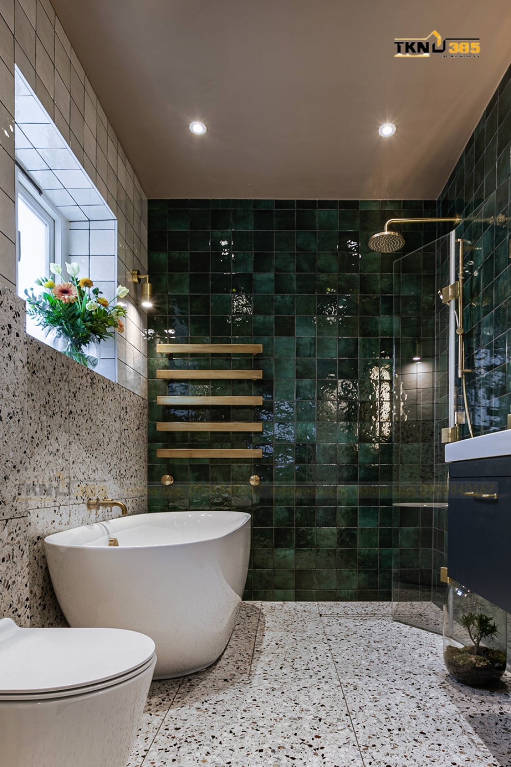 Nhà tắm với bức tường ốp gạch màu rêu nổi bật
