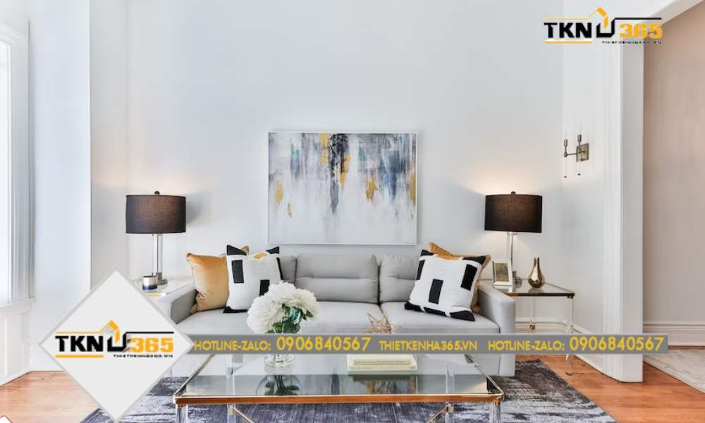 Phòng khách trang trí với tấm tranh sơn dầu phong cảnh tuyệt đẹp, giúp tạo nên một không gian thư giãn và ấm cúng