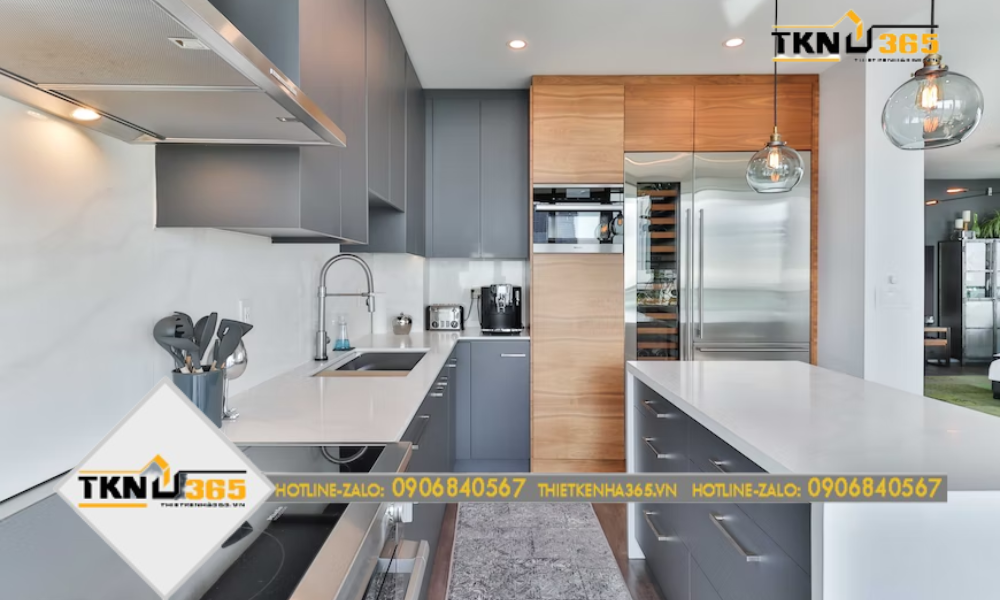 Phòng bếp này được thiết kế với tông màu xanh và trắng, viền tủ và các chi tiết đều là kim loại, toát lên vẻ đẹp hiện đại, khỏe khoắn