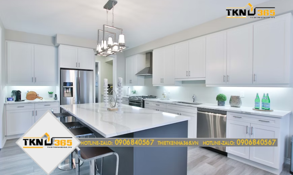 Bàn ăn được đặt ở giữa bếp, gia đình có thể cùng nhau nấu nướng và thưởng thức món ăn