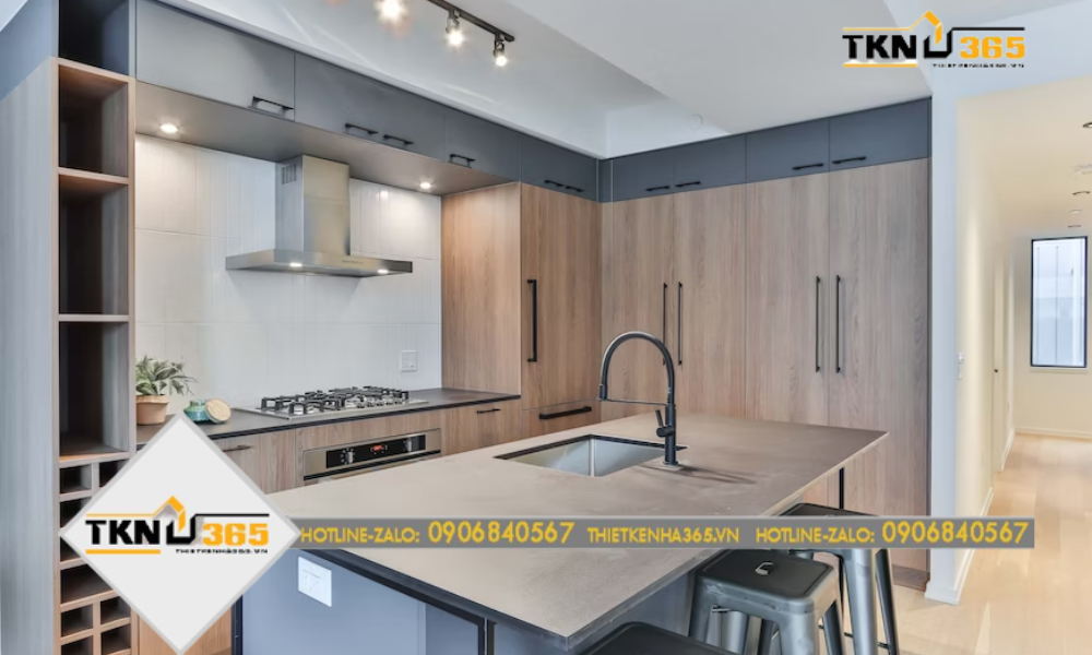 Phòng bếp này được thiết kế với tông màu nâu và xám, ết hợp với các tủ bếp gỗ và các thiết bị điện gia dụng đơn giản