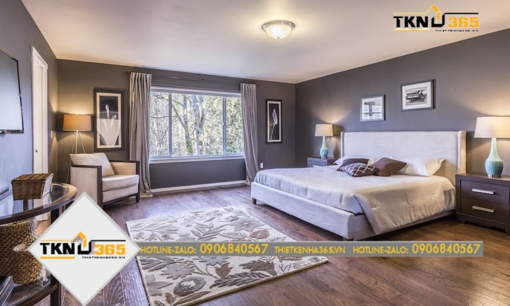 Phòng ngủ tiện nghi với giường ngủ lớn, bộ rèm cửa, thảm trang trí, đồ nội thất và sàn gỗ sang trọng