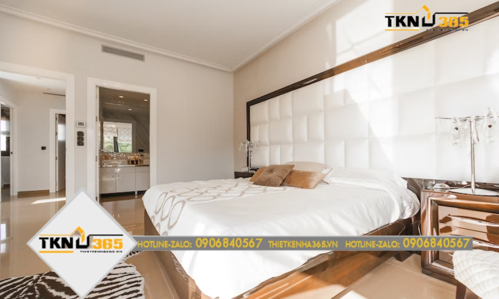 Phòng ngủ hiện đại với giường ngủ trắng tinh khôi và cửa sổ lớn để ánh sáng tự nhiên vào phòng