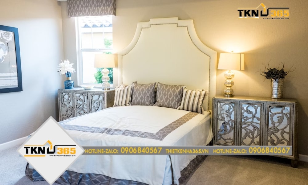 Căn phòng sử dụng đồ nội thất cao cấp và tiện nghi như giường gỗ sồi, tủ quần áo chạm khắc tạo nên một không gian sang trọng