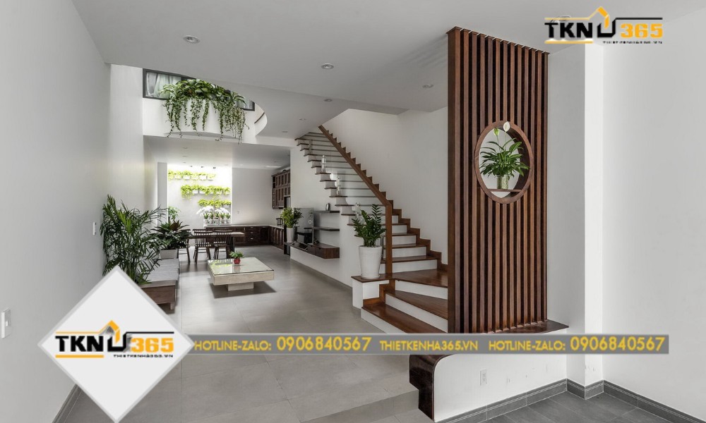 Ngôi nhà được sơn màu trắng, tôn lên vẻ đẹp của cây cối được bố trí mọi góc nhỏ trong nhà