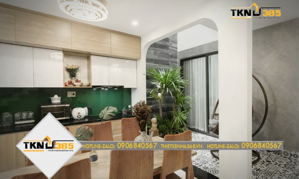 Nhà bếp cạnh khoảng thông tầng nên thoáng mát, không bị ám mùi