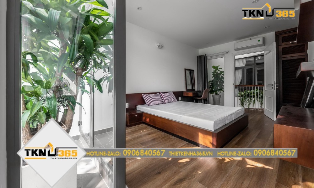 Phòng ngủ được thiết kế với cửa kính kết hợp với rèm để đảm bảo sự kết nối xuyên suốt và đảm bảo sự riêng tư cần thiết