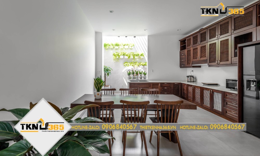 Cây xanh hiện diện mọi nơi trong ngôi nhà, mang lại không gian sống trong lành và gần gũi với thiên nhiên