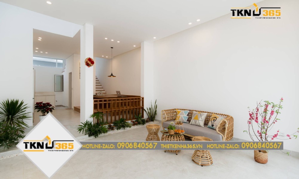 Phòng khách được bày trí đơn giản, gọn gàng