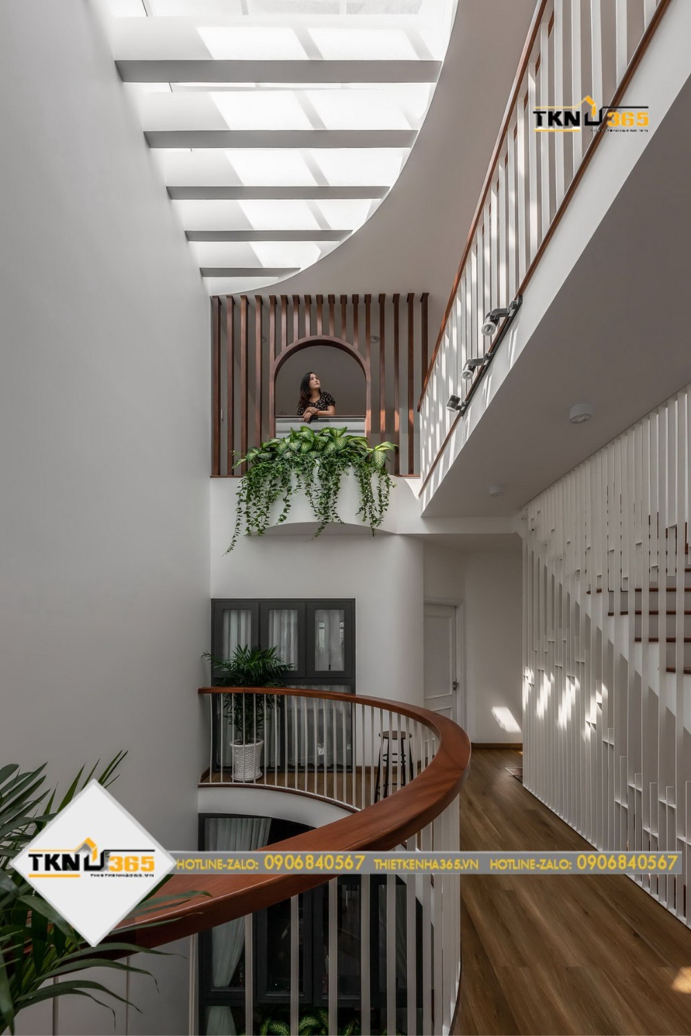 Khoảng thông tầng với các đường cong khác nhau là điểm nhấn đặc biệt của ngôi nhà, giúp ánh sáng và gió tràn vào