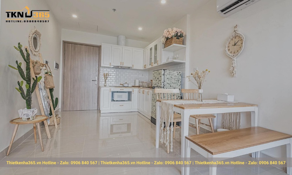 Bộ bàn ghế gỗ đơn giản vừa là nơi thưởng thức bữa ăn vừa ngăn cách hai không gian phòng khách - bếp