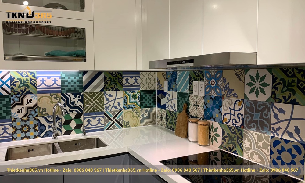 Gạch ốp hoa văn cực kỳ thu hút làm căn bếp thêm phần đẹp mắt
