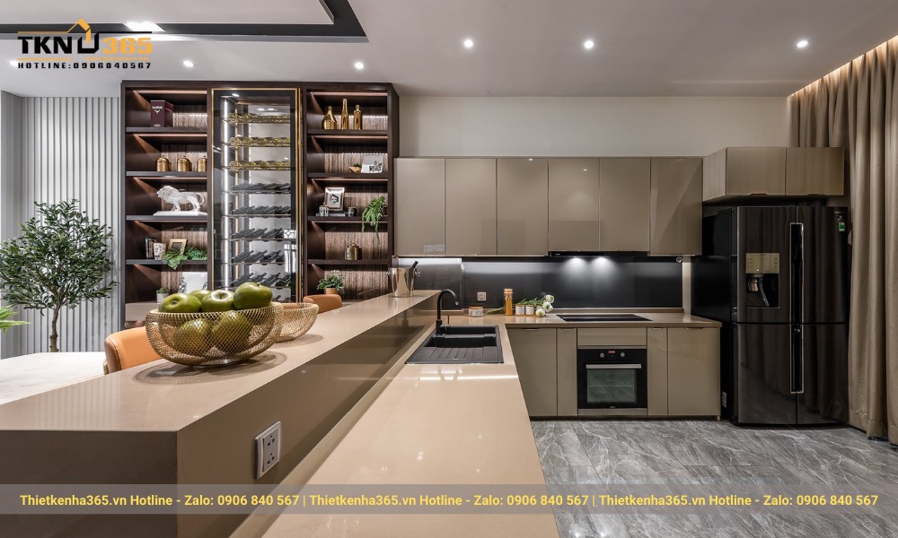 Tủ bếp với lớp ốp màu vàng hồng bóng gương toát vẻ sang trọng và đẳng cấp