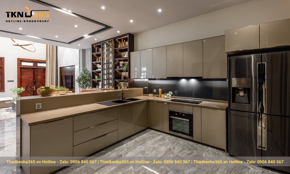 Không gian bếp sang trọng, bừng sáng với hệ thống ánh sáng được thiết kế tỉ mỉ và chi tiết trang trí ánh kim bóng loáng