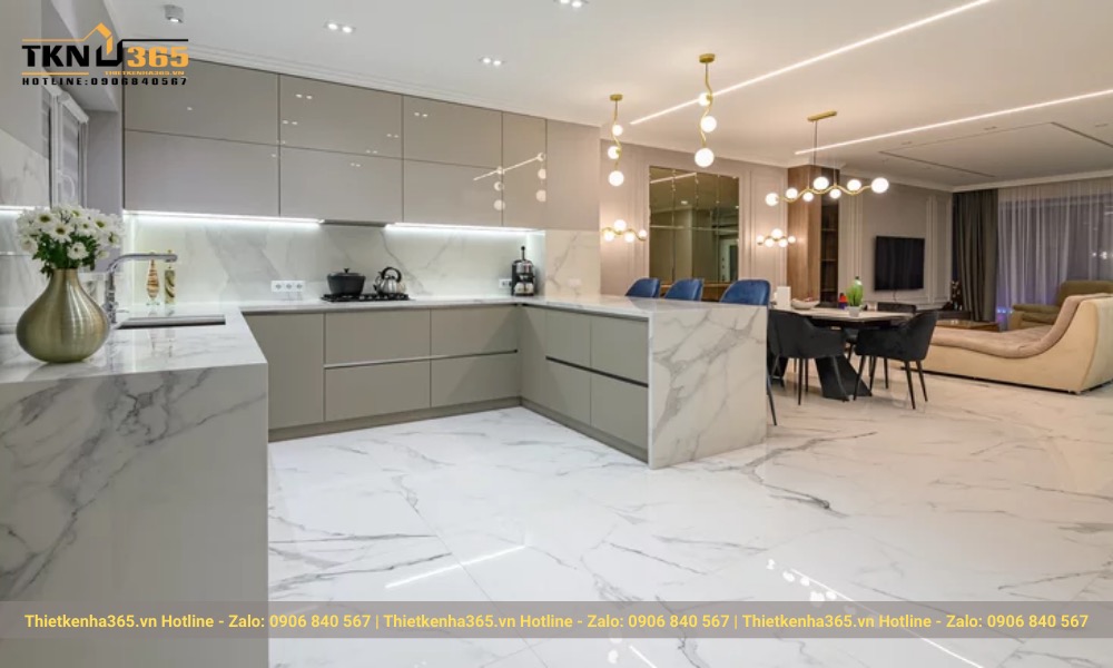 Thi công bếp chữ U ốp đá marble có hoa văn đồng đồng bộ hoàn hảo với nền gạch và gam màu chủ đạo của cả căn nhà