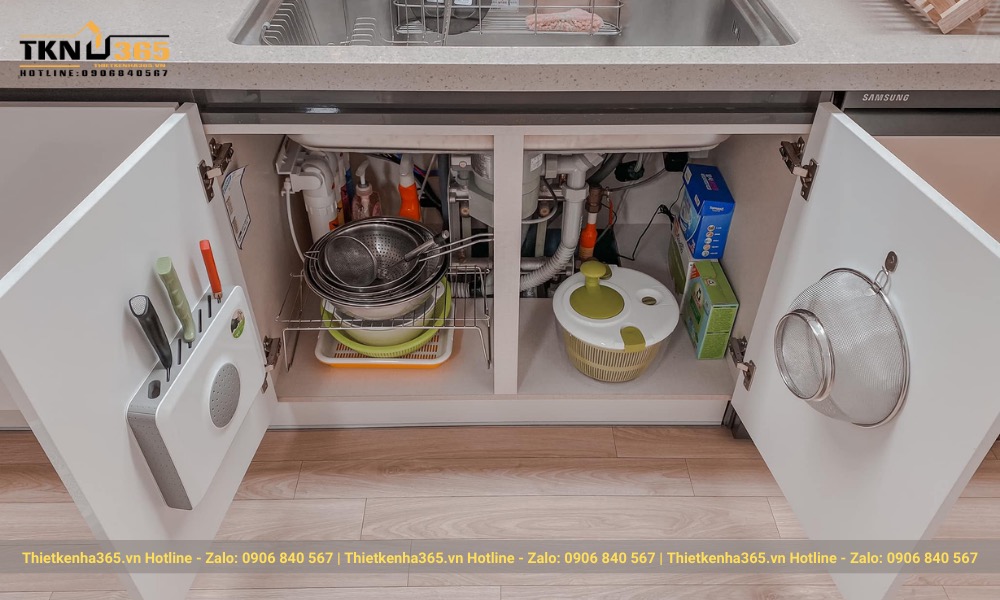 Tủ bếp dưới rộng rãi, hệ thống kệ thông minh cho phép lưu trữ nhiều đồ dùng