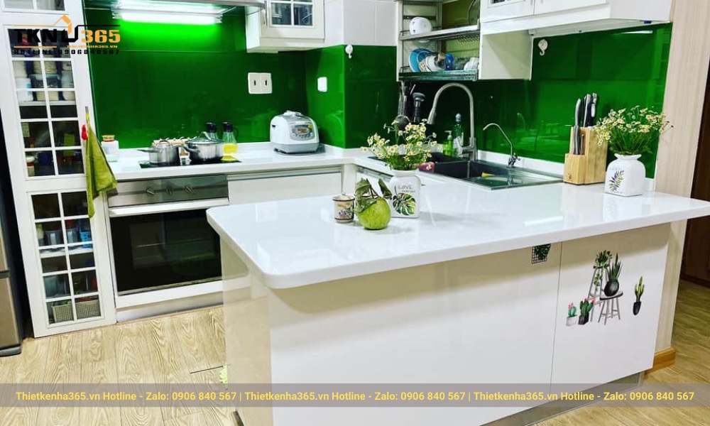 Sự kết hợp giữa màu sắc dịu mắt và vật liệu gỗ nhựa tạo nên một không gian bếp chất lượng cao