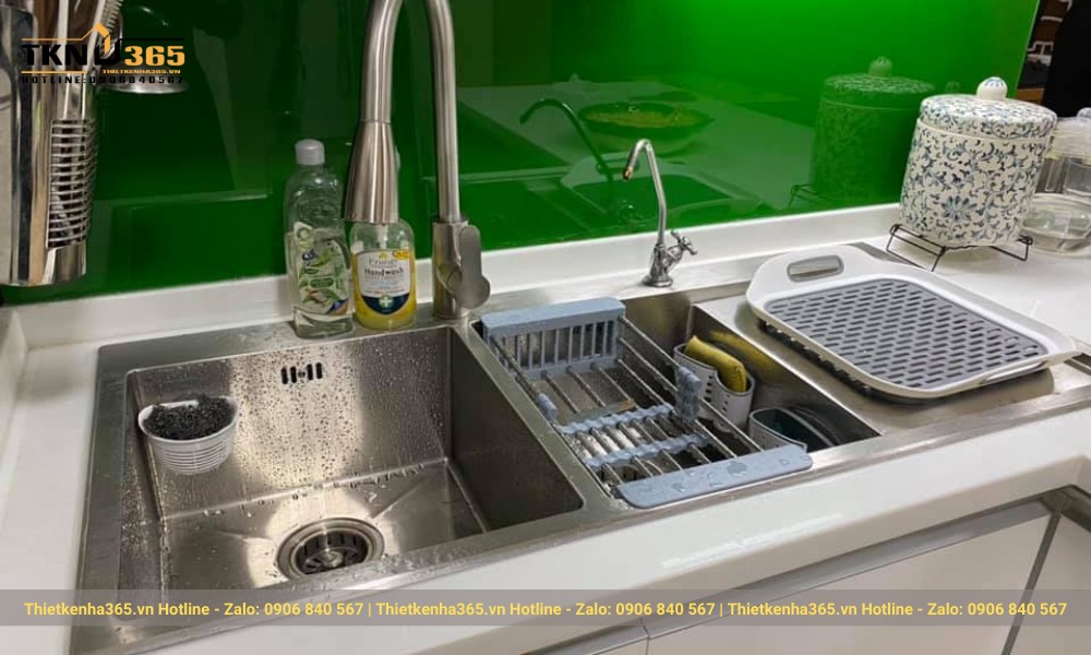 Bồn rửa nhỏ gọn cùng kệ thông minh có thể dễ dàng tháo lắp