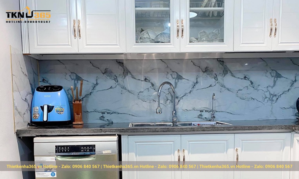 Tường bếp ốp đá hoa văn sang trọng