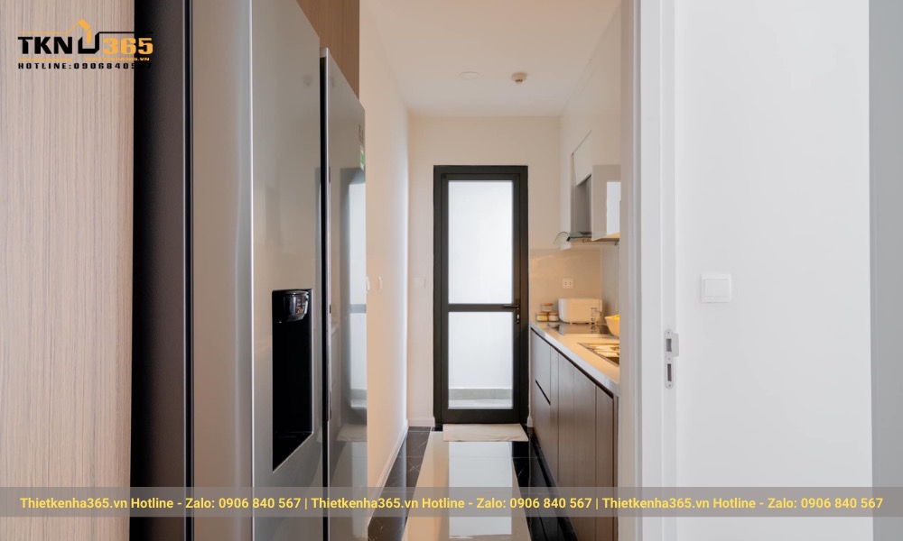 Nhà bếp nối liền với ban công giúp không gian thoáng mát, sáng sủa hơn