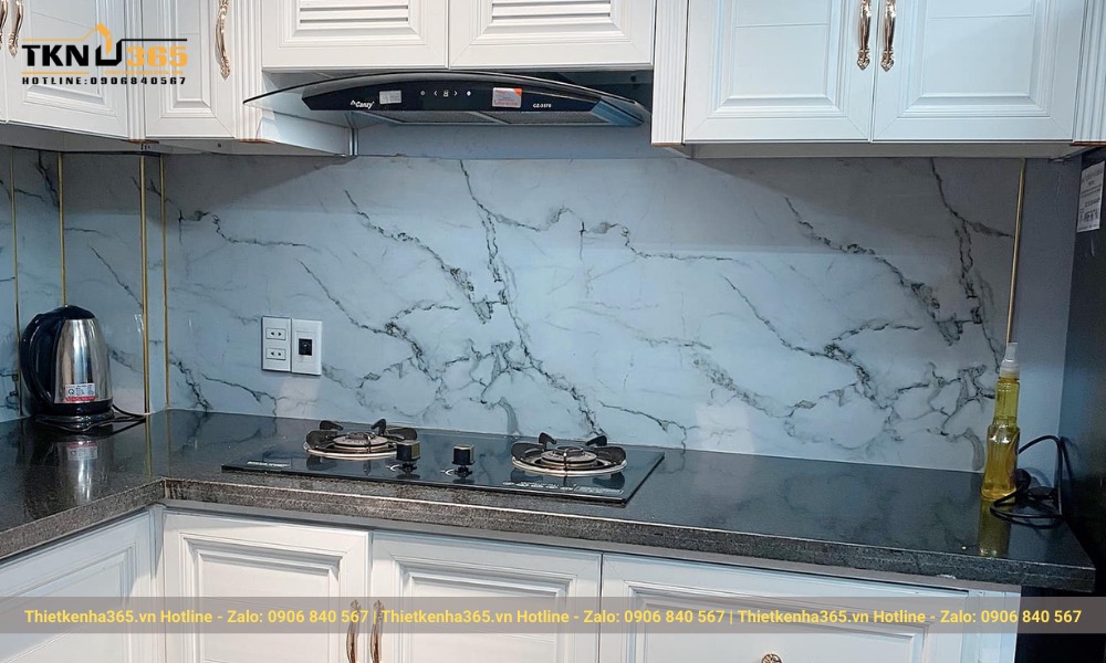 Lò nướng được tích hợp vào hệ tủ bếp để không gian thêm phần gọn gàng và thẩm mỹ