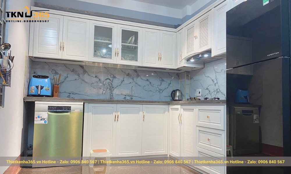 Không gian nhà bếp được tối ưu hóa bằng cách sử dụng hệ thống tủ trên đụng trần