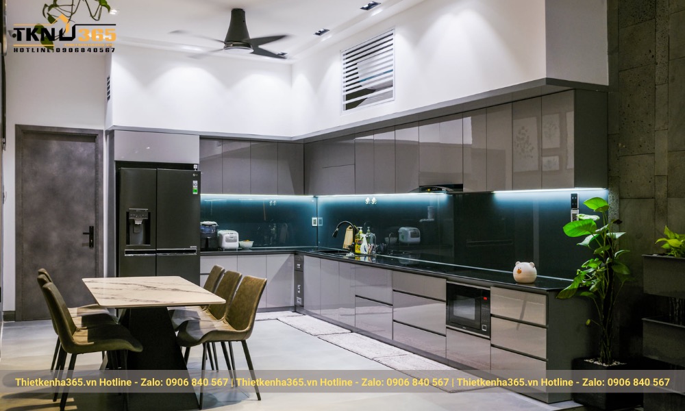 Thi công nội thất phòng bếp với chất liệu gỗ nhựa bóng gương giúp không gian sang trọng, tinh tế