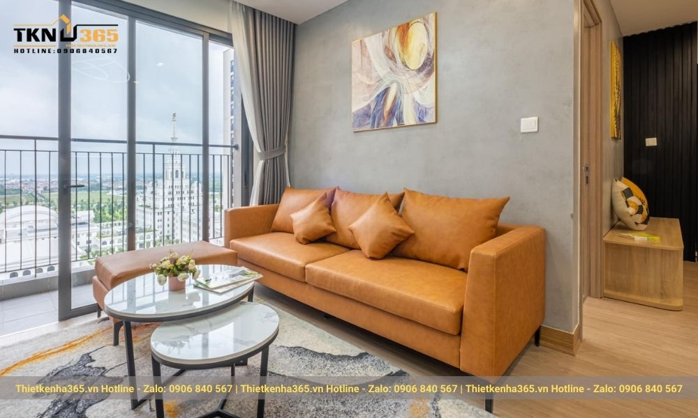 Phòng khách đón nhận ánh sáng từ ban công