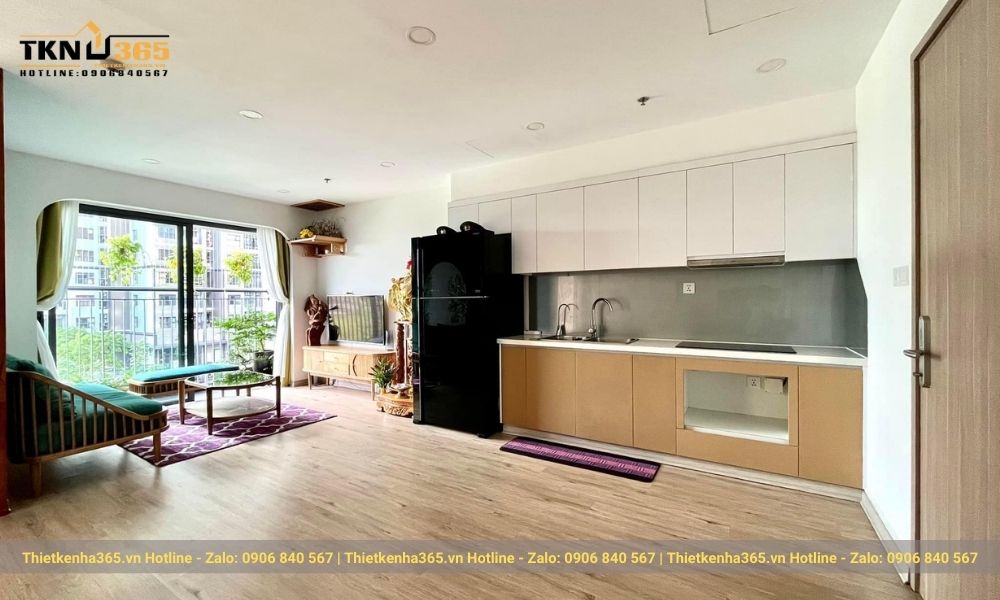 Phòng khách có ban công để ánh sáng chiếu vào phòng