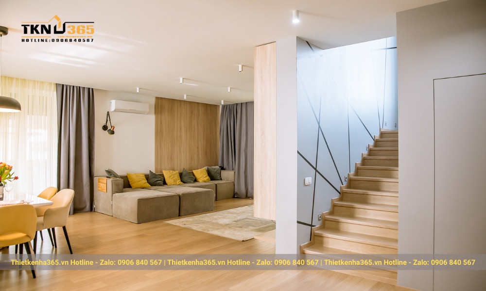 Bạn có thể tạo điểm nhấn cho căn phòng bằng một vài chiếc gối sofa có màu vàng sáng