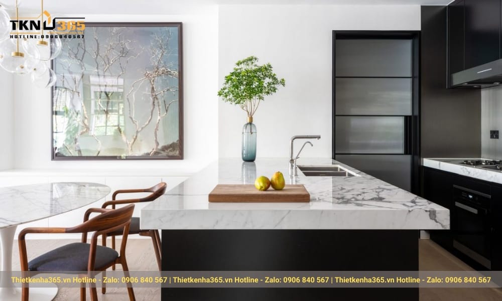 Không gian thiết kế phong cách Minimalism được lược bỏ chi tiết thừa với điểm nhấn là lọ hoa và tranh treo tường trang nhã.