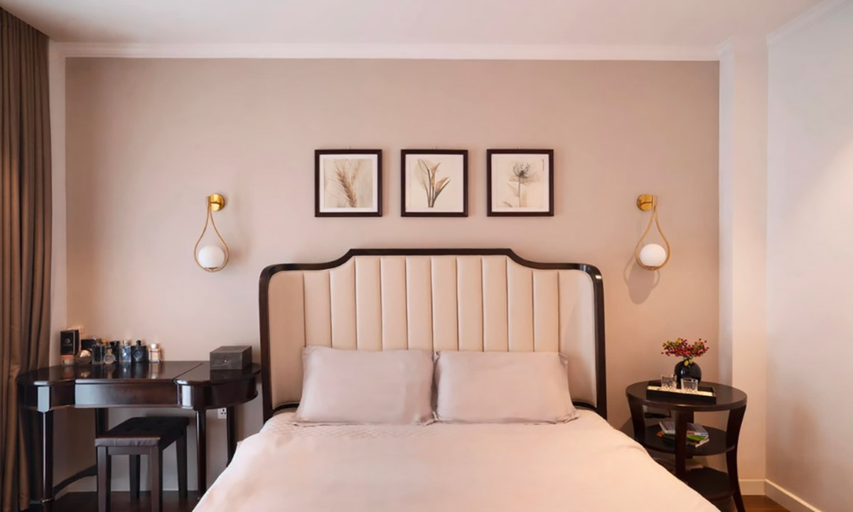 Khu vực nghỉ ngơi đơn giản với nội thất cơ bản.