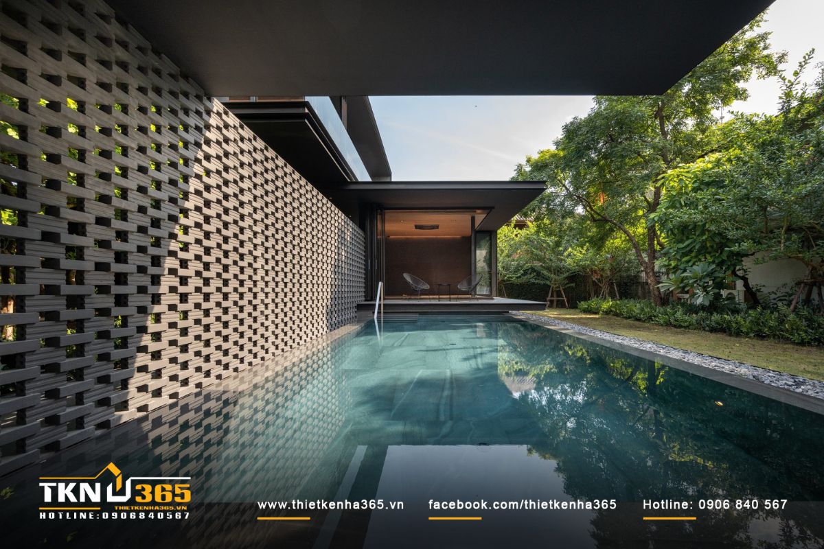 Hồ bơi có hình chủ nhật với xung quanh là cây xanh mát là không gian lý tưởng để các thành viên gia đình thư giãn