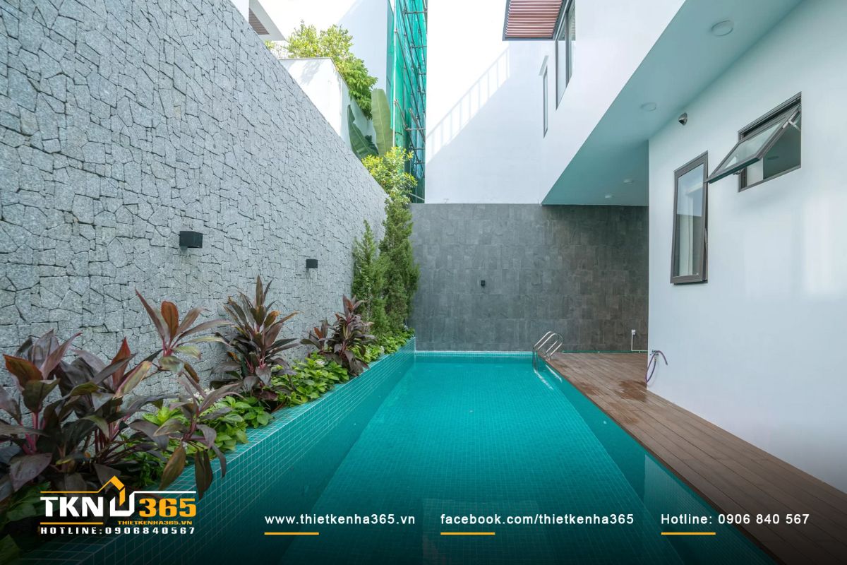 Hồ bơi được đặt phía hông nhà nâng cao sự tiện nghi cho kiến trúc biệt thự