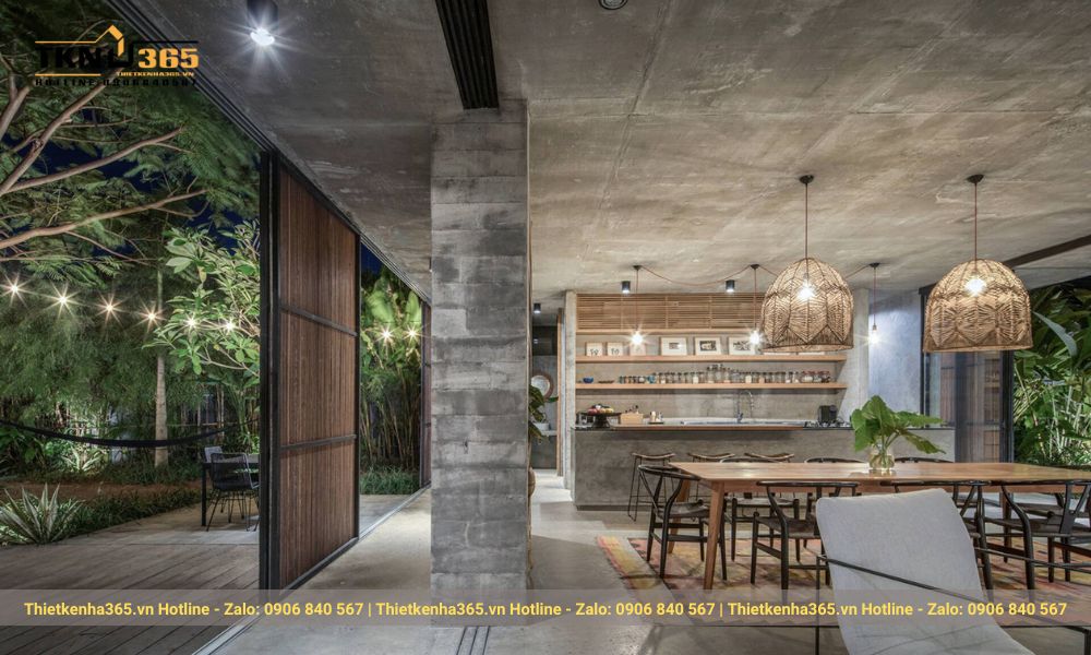 Không gian mở tối đa với hệ thống cửa trượt mang trọn không khí mát mẻ của sân vườn vào phòng