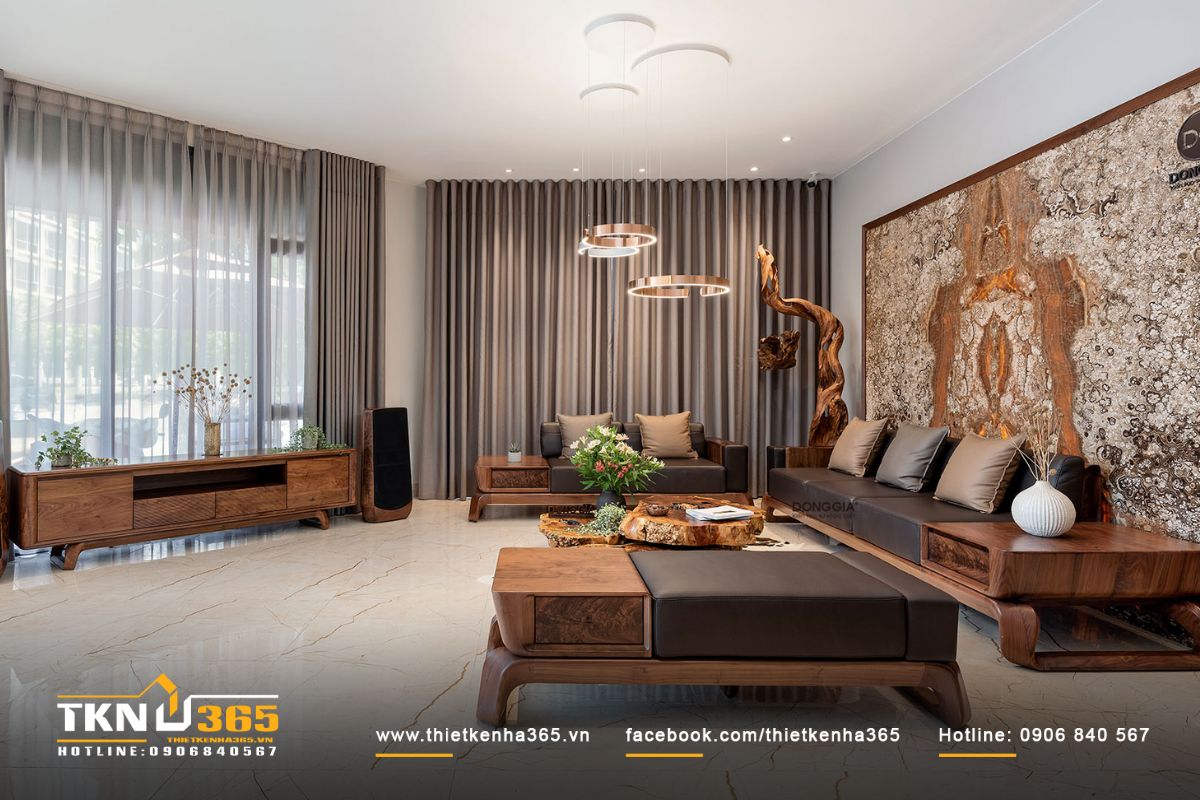 Từ ph&ograve;ng kh&aacute;ch biệt thự, gia chủ c&oacute; thể thoải m&aacute;i chi&ecirc;m ngưỡng cảnh hồ bơi v&agrave; khu vườn xanh tươi