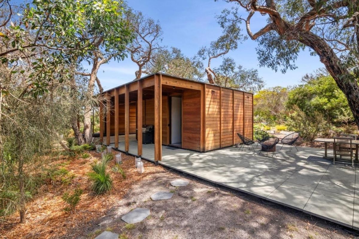 C&ocirc;ng tr&igrave;nh Winkler Residence ở &Uacute;c l&agrave;m từ gỗ t&aacute;i chế, tạo n&ecirc;n sự kết nối h&agrave;i h&ograve;a với cảnh quan thi&ecirc;n nhi&ecirc;n xung quanh | C&aacute;ch D&ugrave;ng Vật Liệu T&aacute;i Chế Trong X&acirc;y Dựng Hiệu Quả