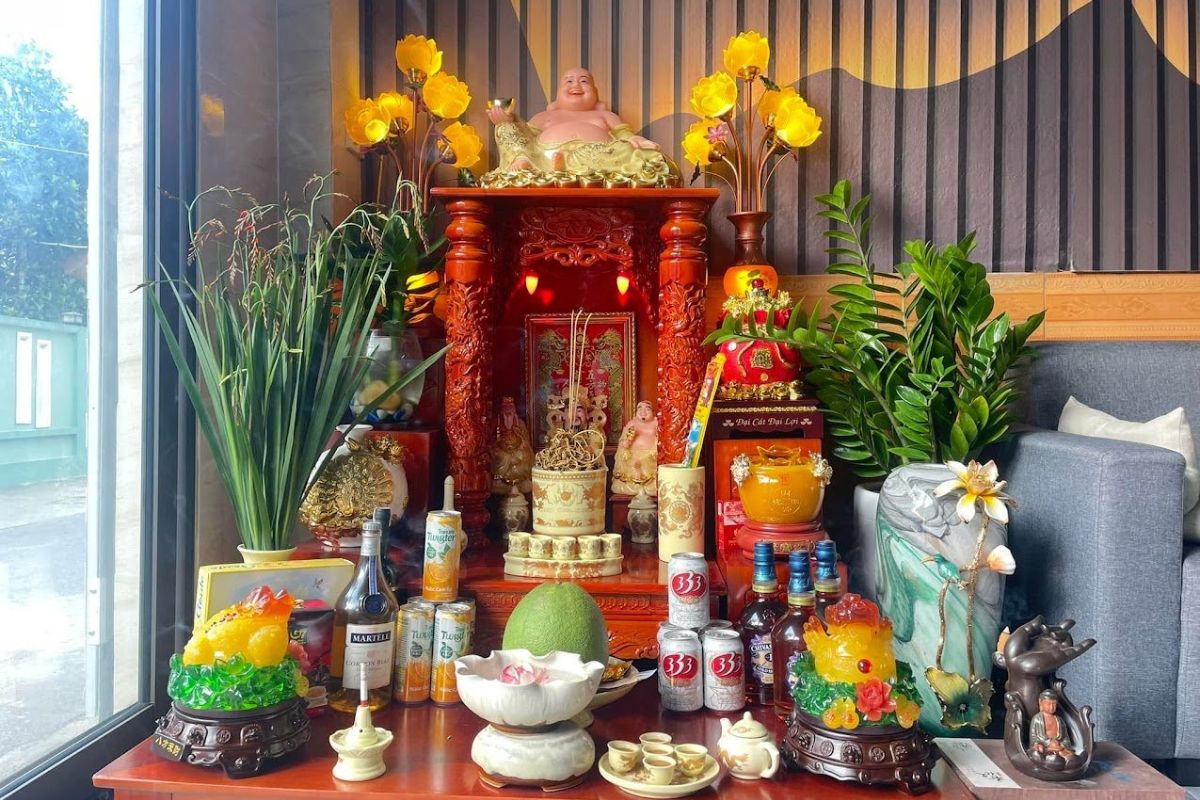 Bàn thờ Thần Tài có thể đặt gần cửa chính mà không phạm những điều kiêng kỵ trong thiết kế nhà (Ảnh: Sưu tầm)