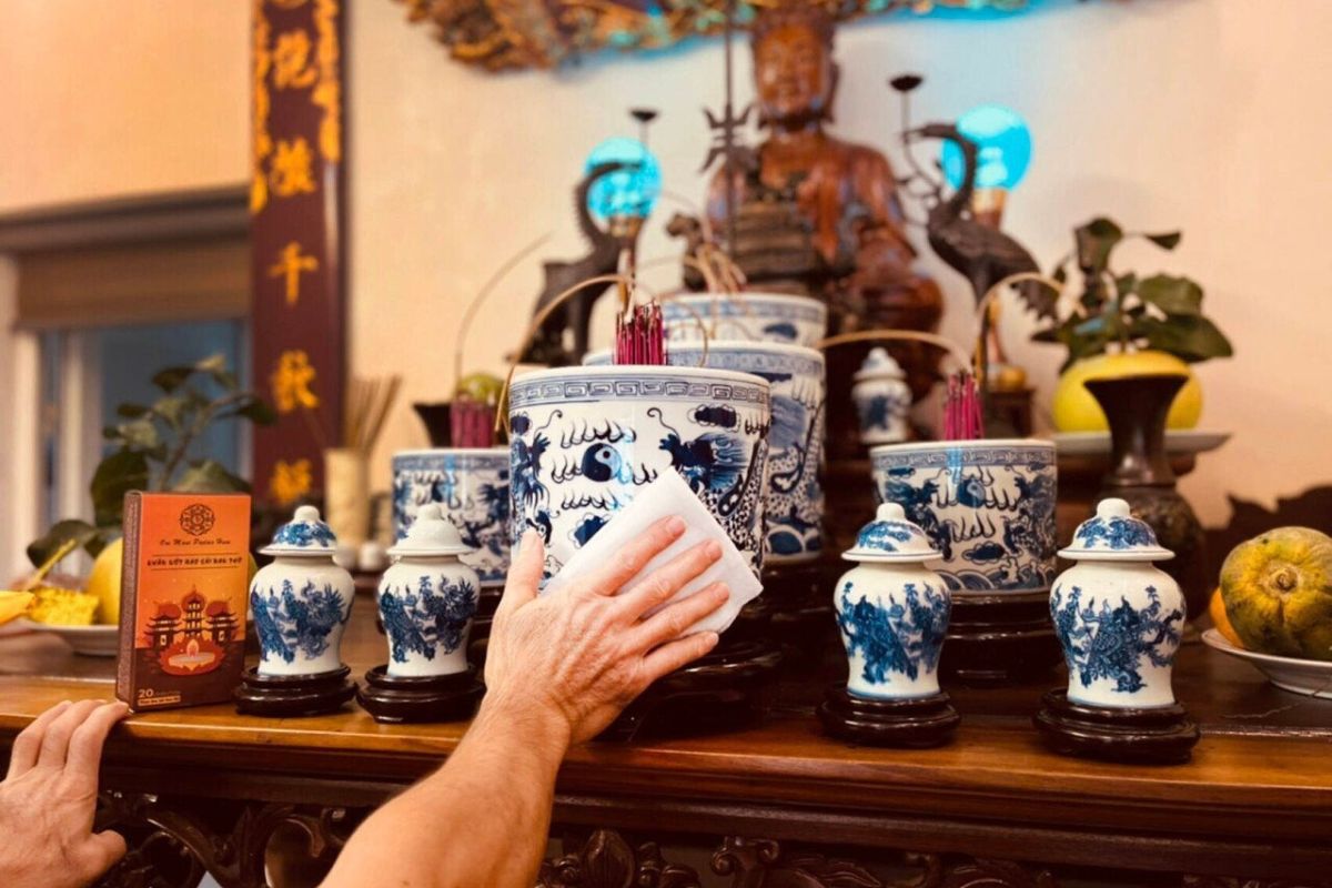 Đặt bàn thờ sai vị trí thường phạm phong thủy nặng, ảnh hưởng trực tiếp đến sức khỏe và tài lộc của gia đình (Ảnh: Sưu tầm)