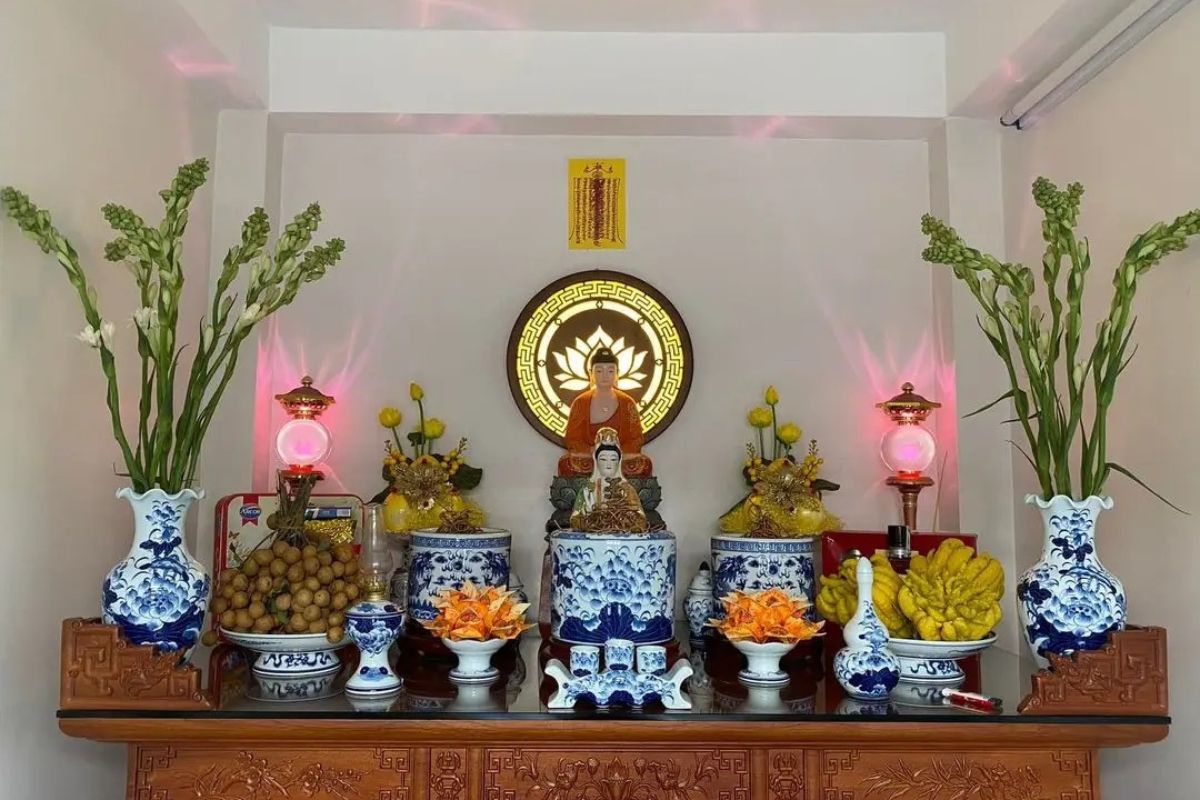 Vị trí đặt bàn thờ nên tựa vào tường vững chắc, tránh nơi dễ rung lắc (Ảnh: Sưu tầm)