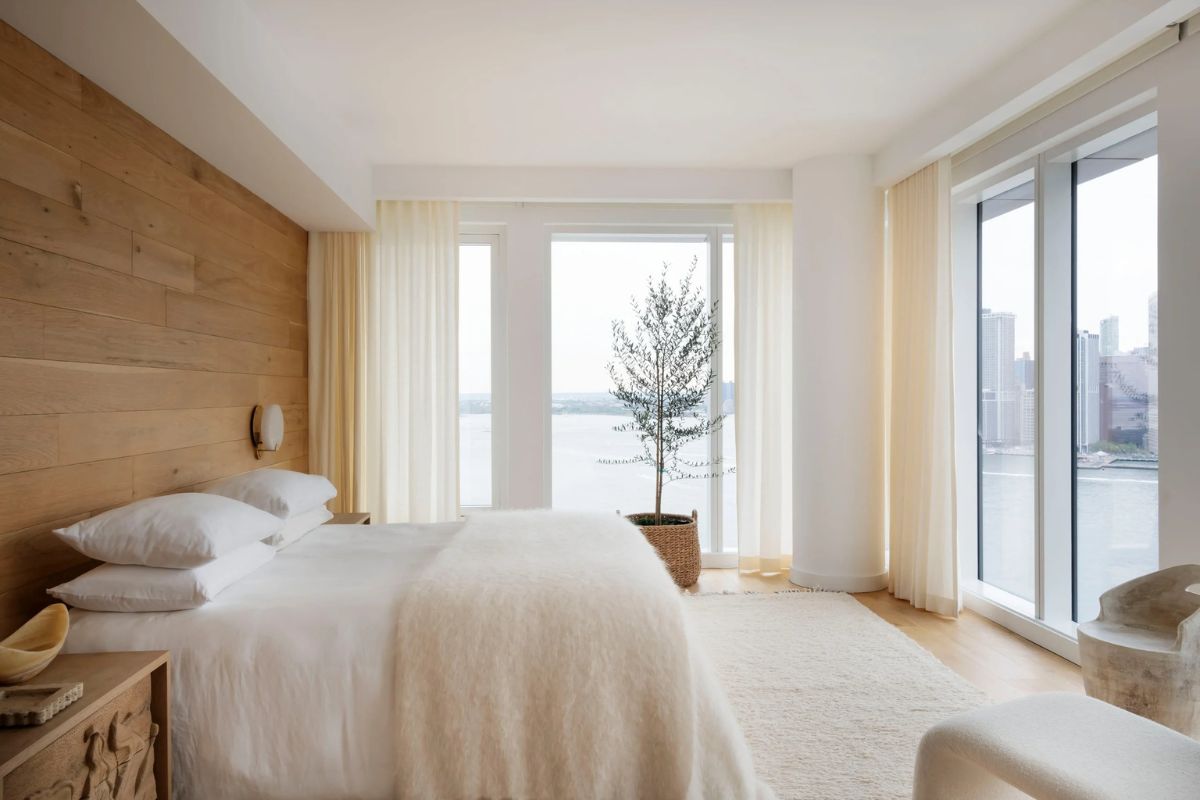 Sử dụng rèm cửa mỏng nhẹ là một trong những cách lấy ánh sáng cho phòng ngủ được áp dụng nhiều nhất (Ảnh: Sưu tầm)