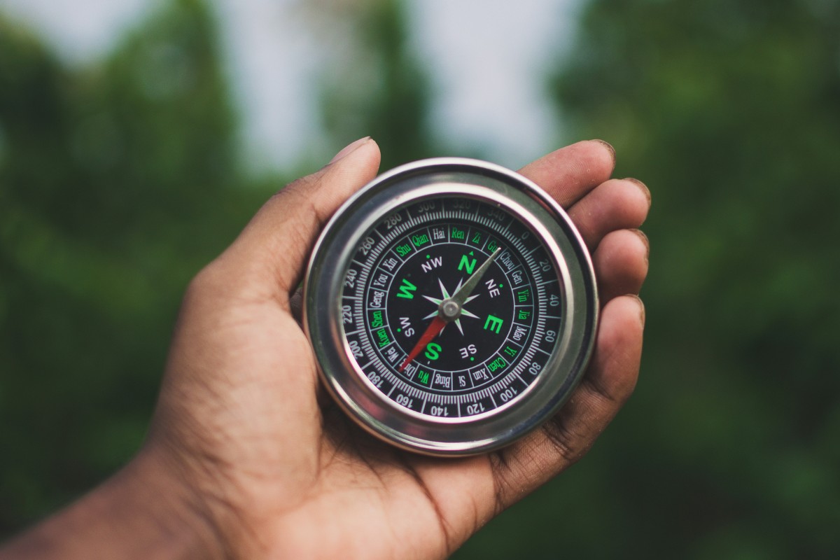 La b&agrave;n thường chia 360&deg;, dễ d&ugrave;ng, đủ để x&aacute;c định hướng nh&agrave; cơ bản (Ảnh: Sưu tầm)